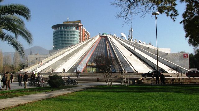 Rikonstruksioni i Piramides, Veliaj: Pike takimi per artin, po ja kthejme publikut